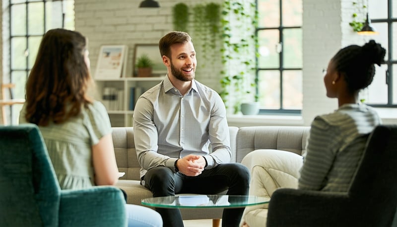 Therapeut in gesprek met cliënt tijdens counseling sessie.